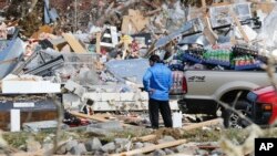 La cifra de muertos saltó a 22, después de que la policía y los bomberos pasaron horas rescatando sobrevivientes y recuperando cuerpos de los inmuebles destrozados.