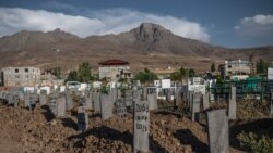 گۆڕستانێک لە نێوان سنوری ئێران و تورکیا، گۆڕی ئەو پەنابەرانەیە کە بە قاچاخ دەردەچن و لە ڕێگە گیانیان لە دەستدەدەن