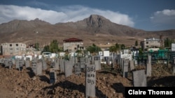 Makeshift headstones in a mountainous Turkey-Iran border region mark the graves of refugees who perished in border areas and shipwrecks as they tried to flee to safety in Turkey, Aug. 11, 2021, in Van, Turkey. (Claire Thomas/VOA)