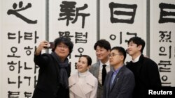 Bong Joon-ho, sutradara film pemenang empat piala Oscar "Parasite", ber-selfie dengan beberapa pemeran film tersebut: Song Kang-ho, Cho Yeo-jeong dan Lee Sun-kyun di kantor Kepresidenan Korsel, Gedung Biru di Seoul, Korea Selatan, 20 Februari 2020. 