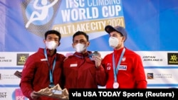 Kiromal Katibin, tempat kedua, Veddriq Leonardo, tempat pertama dan tempat ketiga Marcin Dzienski (Polandia) merayakan di podium selama kompetisi Kecepatan Climbing World Cup FIS di Industry SLC, 28 Mei 2021. (Foto: Reuters via USA TODAY Sports)