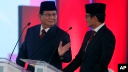 Paslon 02, Capres Prabowo Subianto dan Cawapres Sandiaga Uno, dalam acara debat perdana di Jakarta, Kamis malam (17/1).