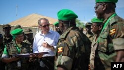 Wakil Sekjen PBB Jan Eliasson berbicara dengan staf medis dari Kontingen Uganda yang bertugas di Mogadishu, Somalia. (Foto: Dok)