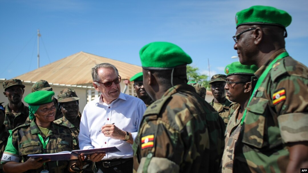 Wakil Sekjen PBB Jan Eliasson (baju putih) berbicara dengan pasukan perdamaian Uni Afrika di Mogadishu (foto: dok). Uni Afrika akan mengirim 5.000 tentara penjaga perdamaian ke Burundi.