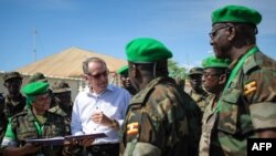 Wakil Sekjen PBB Jan Eliasson (baju putih) berbicara dengan pasukan perdamaian Uni Afrika di Mogadishu (foto: dok). Uni Afrika akan mengirim 5.000 tentara penjaga perdamaian ke Burundi.