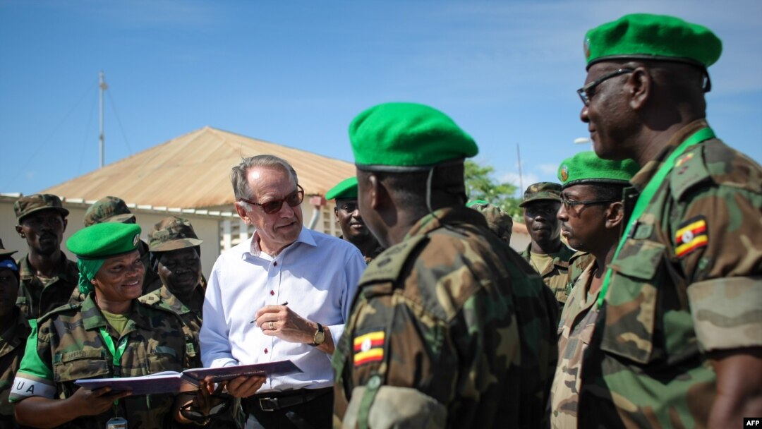 Wakil Sekjen PBB Jan Eliasson (kedua dari kiri) berbicara dengan staf medis dari Kontingen Uganda yang melayani Misi Uni Afrika di Somalia, Mogadishu (27/10). (PBB/Stuart Price).