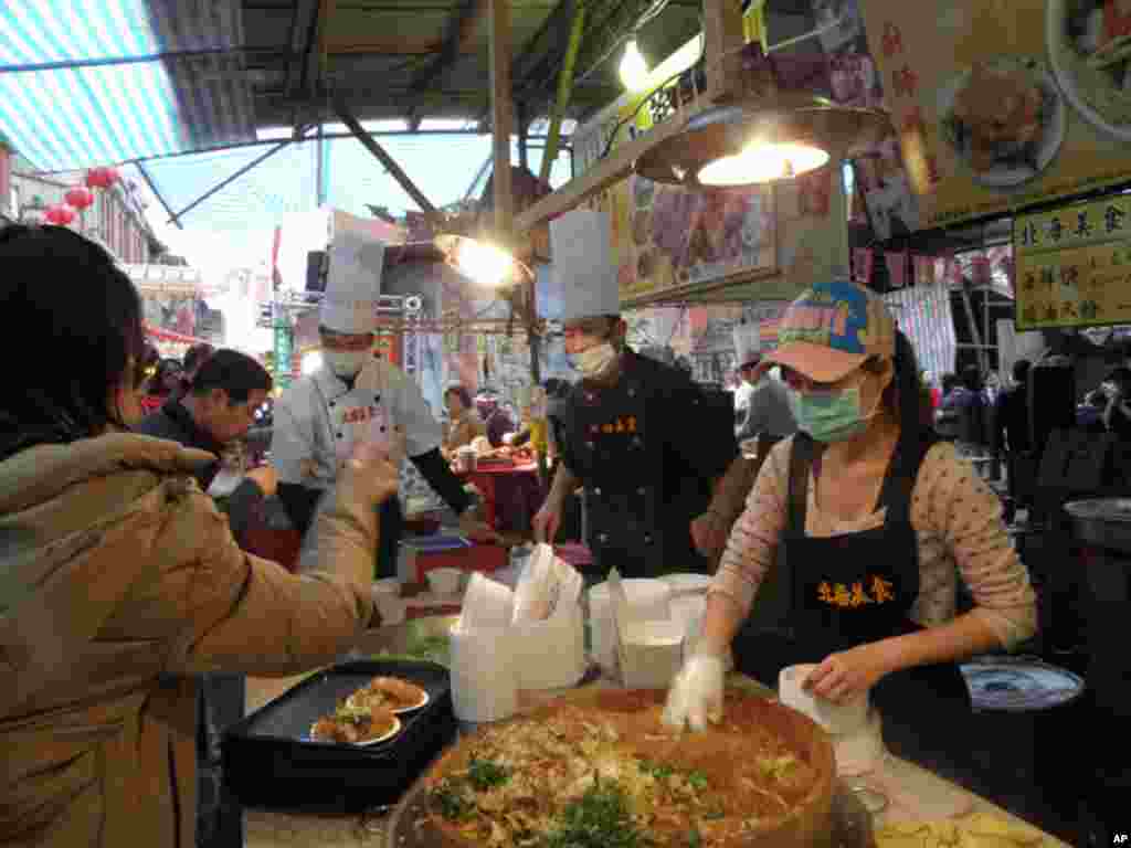 台湾小吃名闻世界，卖炒米粉的饮食摊大厨颇有架式