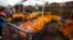 Orang-orang berbelanja bunga marigold di pasar bunga Xochimilco, di pinggiran Mexico City, Rabu, 14 Oktober 2020. (Foto: AP/Marco Ugarte)
