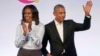 သမ္မတ Barack Obama နဲ့ ဇနီး Michelle Obama တို့ကို ၂၀၁၇ ခုနှစ်၊ အောက်တိုဘာ ၃၁ ရက်နေ့က ချီကာဂိုမြို့တွင် တွေ့ရစဉ်။