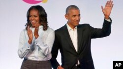သမ္မတ Barack Obama နဲ့ ဇနီး Michelle Obama တို့ကို ၂၀၁၇ ခုနှစ်၊ အောက်တိုဘာ ၃၁ ရက်နေ့က ချီကာဂိုမြို့တွင် တွေ့ရစဉ်။
