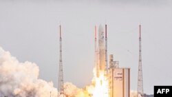 Roket Arianespace Ariane 5 dengan Teleskop Luar Angkasa James Webb NASA lepas landas dari landasan peluncuran, di Pelabuhan Antariksa Eropa, Pusat Antariksa Guiana di Kourou, Guyana Prancis, 25 Desember 2021. (Jody Amiet/AFP)