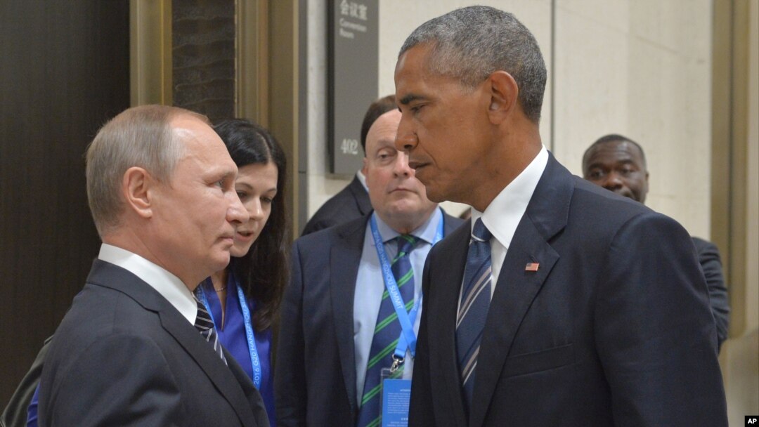 Presiden Rusia Vladimir Putin (kiri) berbicara dengan Presiden AS Barack Obama di sela-sela KTT G20 di Hangzhou, China, Senin (5/9). 