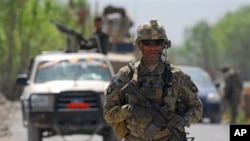 Vojnik američkih snaga u Afganistanu u ophodnji sela Tarok Kolache, 1. travnja, 2011., koje su do nedavno kontrolirali talibani (Photo/ U.S. Navy Ensign Haraz N. Ghanbari)