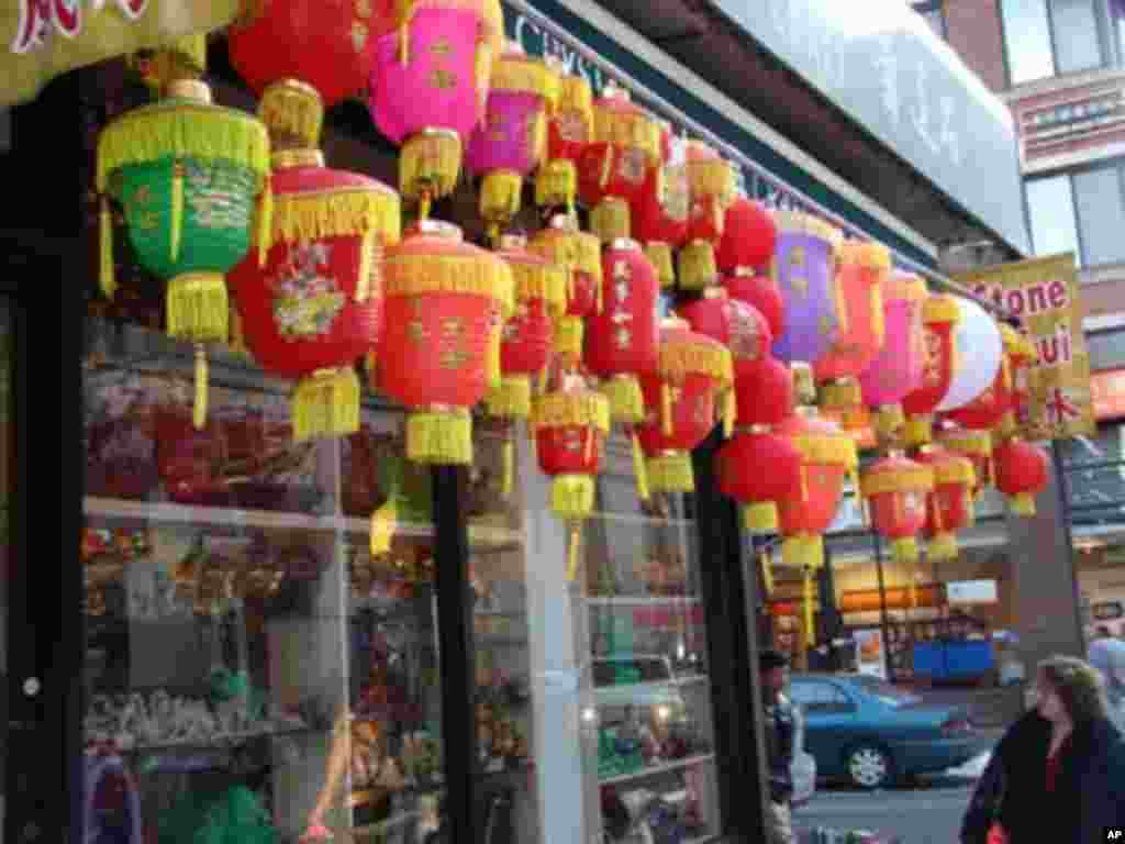 華埠商店高掛著元宵節應景的燈籠