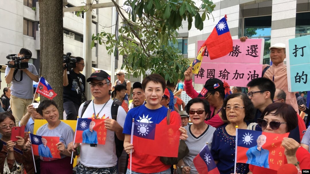 高雄市长韩国瑜的支持者“韩粉”在国民党总部门前为韩国瑜呐喊助威。（2019年7月15日，美国之音林枫拍摄）