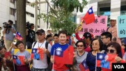 高雄市长韩国瑜的支持者“韩粉”在国民党总部门前为韩国瑜呐喊助威。（2019年7月15日，美国之音林枫拍摄）