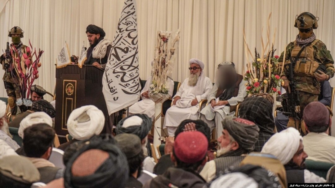 د کابل انټرکانټیننټل هوټل کې جوړه شوې غونډه - طالبانو په دې عکس کې، د سراج الدین حقاني تصویر پیکه کړی دی