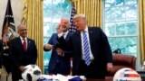 نشان دادن کارت قرمز از سوی پرزیدنت ترامپ به جیانی اینفانتینو رئیس فیفا، در جریان دیدار با او در کاخ سفید<br />
&nbsp;