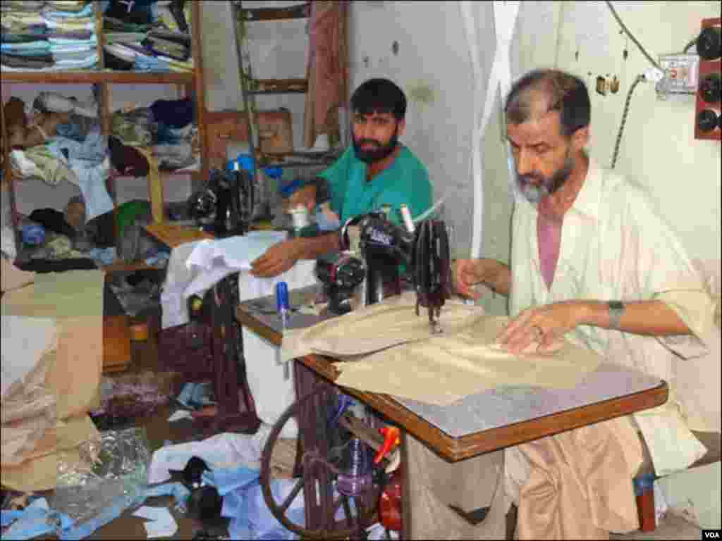 آرڈر پورے کرنے کیلئے درزی دن رات سلائی میں مصروف ہیں