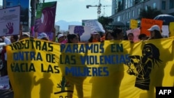 Mujeres indígenas Lenca y otras activistas se manifiestan en demanda de justicia por el crimen de la activista hondureña Berta Cáceres, en Tegucigalpa el 8 de marzo de 2018.