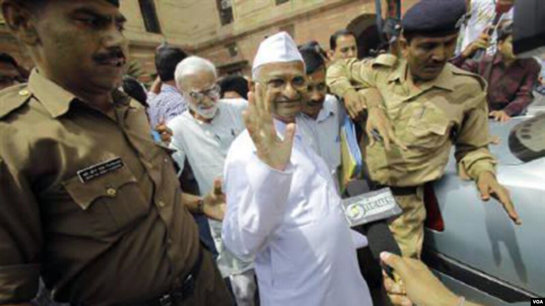 Aktivis sosial India Anna Hazare dibawa ke kantor polisi di New Delhi (16/8)