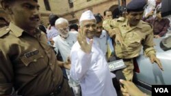 Aktivis sosial India Anna Hazare dibawa ke kantor polisi di New Delhi (16/8)