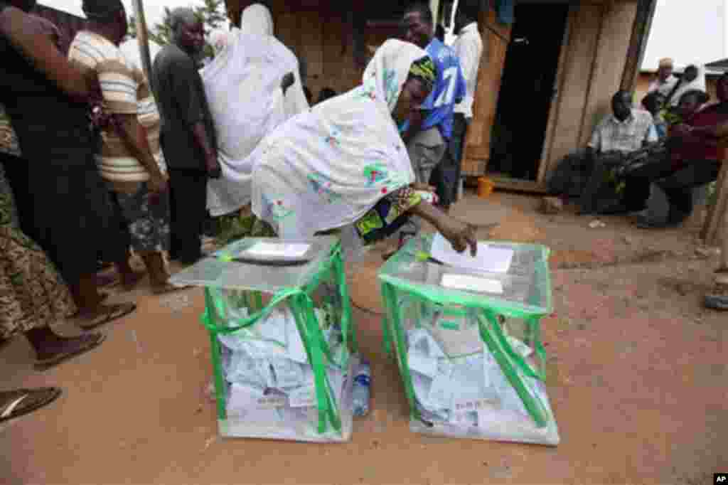 A woman cast her vote during the National Assembly election in Ibadan, Nigeria, Saturday, April 9, 2011.