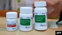 3 médicaments antrirétroviraux (ARV) sur un stand à Abidjan, Côte d'Ivoire,19ème Conférence internationale sur le SIDA et les IST en Afrique, le 8 décembre 2017. 