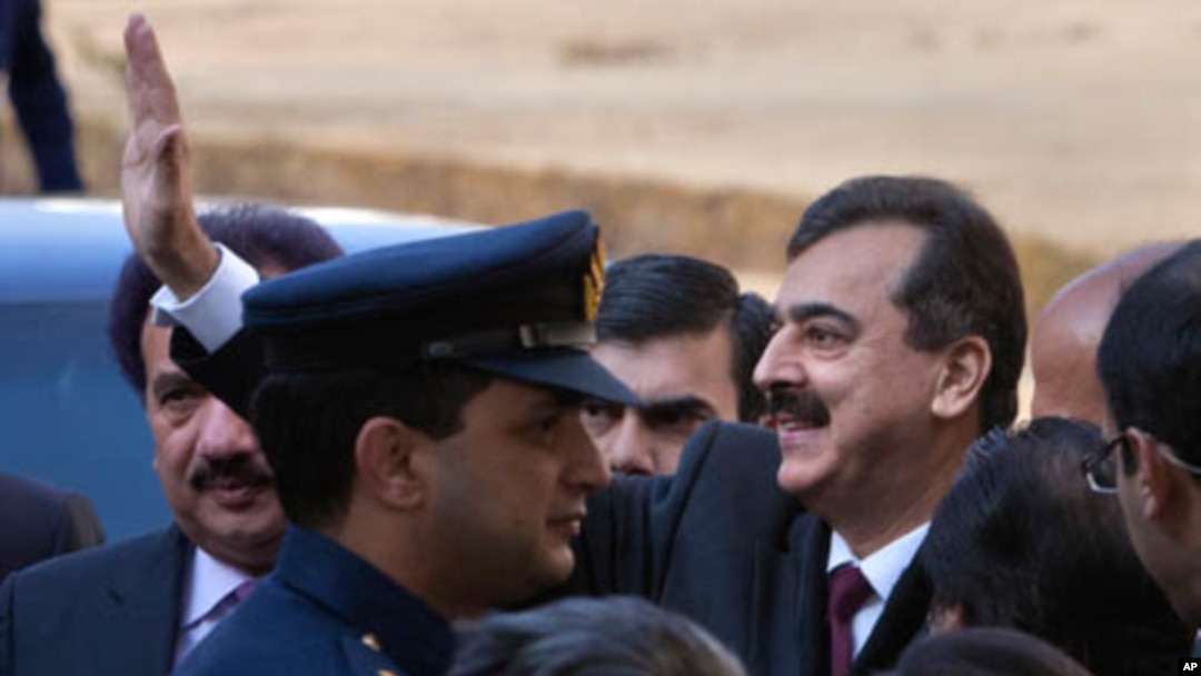 Pakistan's Prime Minister Yusuf Raza Gilani waves towards the media after arriving at the Supreme Court in Islamabad, January 19, 2012.