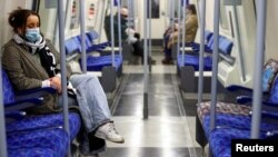 Usuarios del metro viajan en un carro casi vacío, en medio de la pandemia en Londres, Inglaterra, el 5 de enero pasado. 