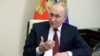 El presidente ruso Vladimir Putin habla con el corresponsal de la televisión estatal del Kremlin, Pavel Zarubin, en su residencia en las afueras de Moscú, Rusia, el 24 de febrero de 2025. 