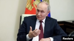 El presidente ruso Vladimir Putin habla con el corresponsal de la televisión estatal del Kremlin, Pavel Zarubin, en su residencia en las afueras de Moscú, Rusia, el 24 de febrero de 2025. Sputnik