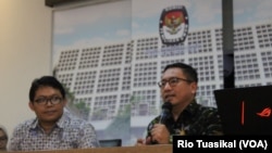 Ketua Tim Kajian Abdul Gaffar Karim dari FISIP UGM (kanan) dan Riris Andono Ahmad, peneliti dari Fakultas Kedokteran dan Kesehatan Masyarakat UGM (kiri) membuka hasil kajian kepada publik di Jakarta, Selasa (25/6/2019). (Foto: VOA/Rio Tuasikal)