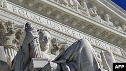 Detalj sa zapadne fasade zgrade američkog Vrhovnog suda u Vašingtonu