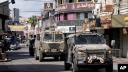 Sejumlah kendaraan tentara Israel bergerak memasuki area Nablus, Tepi Barat, dalam sebuah aksi penyerbuan pada 22 September 2024. (Foto: AP/Majdi Mohammed)