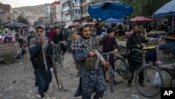 Pejuang Taliban berpatroli di pasar Kota Tua Kabul, Afghanistan, Selasa, 14 September 2021. (AP Photo/Bernat Armangue)