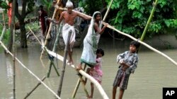 印度村民用竹子搭建架子跨越水淹的村庄