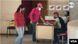 Electores ejercen su derecho al voto en el centro de votación Ipasme en Maracaibo, Venezuela, el 21 de noviembre de 2021. [Foto: VOA/Gustavo Ocando]