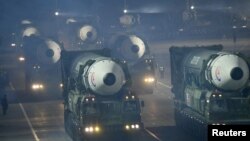 Arhiv - Rakete izložene tokom vojne parade u čast obilježavanja 75. godišnjice osnivanja sjevernokorejske armije, na Trgu Km Il Sunga u Pjongjangu, Sjeverna Koreja, 8. februara 2023.