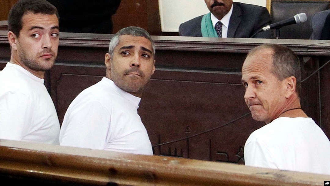 Tiga wartawan Al-Jazeera yang ditahan pemerintah Mesir, dari kiri: Baher Mohamed, Mohammed Fahmy, dan Peter Greste saat tampil dalam sidang pengadilan di Kairo tahun lalu (foto: dok).