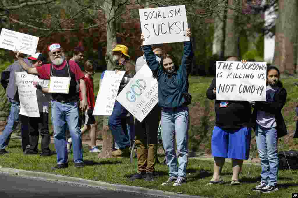 کئی ریاستوں میں شہری سڑک کنارے کھڑے ہو کر احتجاج کر رہے تھے۔