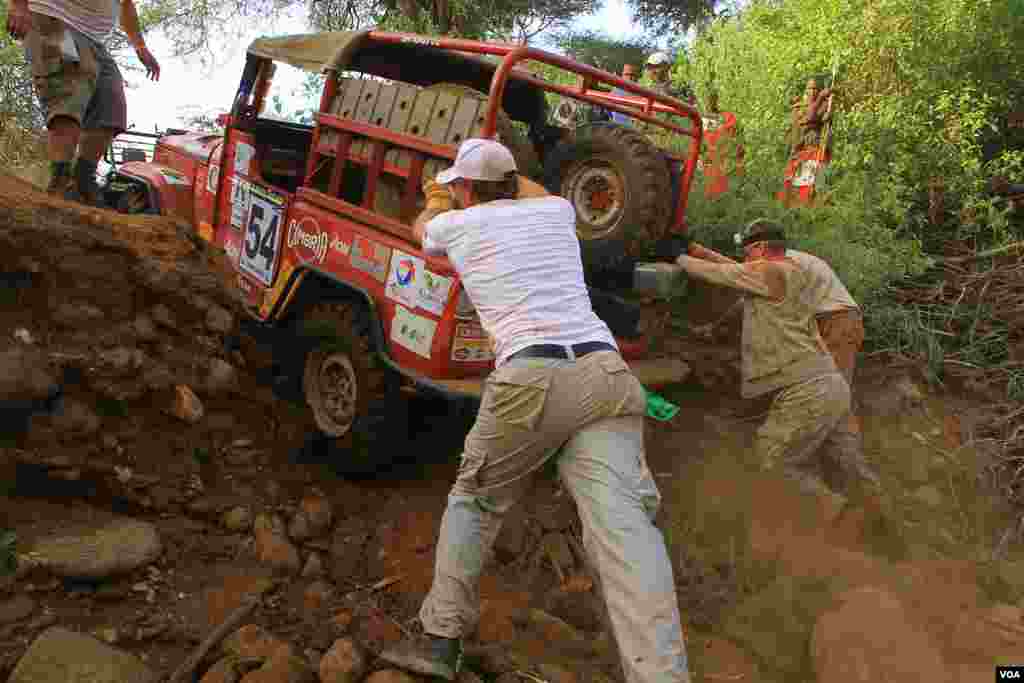 Members of the Danish team, Car 54, pushing their car out of the "Gauntlet", June 2, 2012. (VOA/Jill Craig)