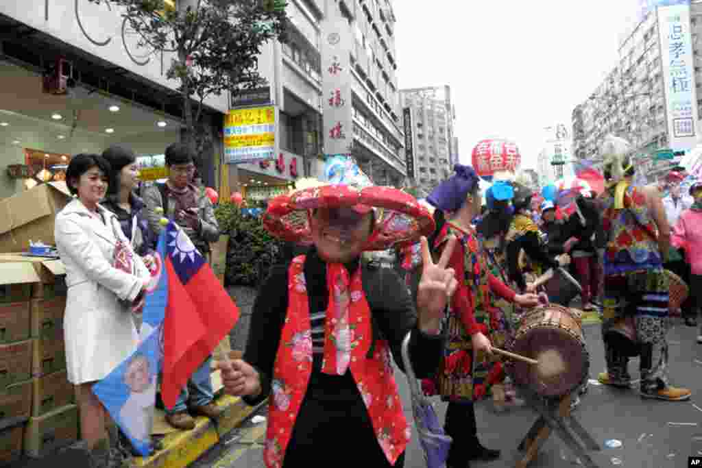 国民党1月8号在台北举行“为台湾赞出来”大游行(美国之音赵婉成拍摄)