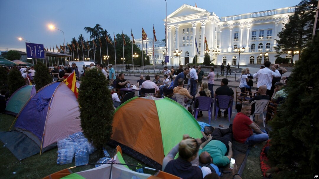 Para demonstran anti pemerintah melakukan unjuk rasa di ibukota Skopje (17/5).