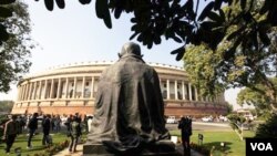 Gedung Parlemen India di New Delhi (foto: dok). Sidang Parlemen India terpaksa dihentikan menyusul keributan menentang kebijakan baru pemerintah di sektor ritel.