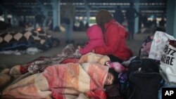 Seorang anak migran tidur di pasar kota di Edirne, dekat perbatasan Turki-Yunani, 5 Maret 2020.
