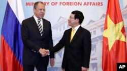 Ngoại trưởng Nga Sergei Lavrov và Ngoại trưởng Việt Nam Phạm Bình Minh tại Hà Nội, ngày 16/4/2014.