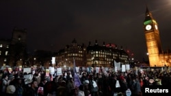 Демонстрація під парламентом у Лондоні