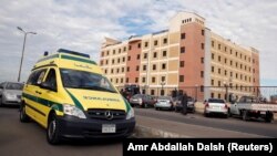 Une ambulance passe devant l'hôpital universitaire du canal de Suez à Ismaïlia, en Égypte, le 25 novembre 2017.