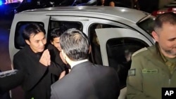 泰国外交部公布的照片显示两名刚刚被释放的泰国人质在抵达以色列的沙米尔医疗中心后向泰国外长帕恩普里·巴希达-努卡拉致意。(2023年11月28日)